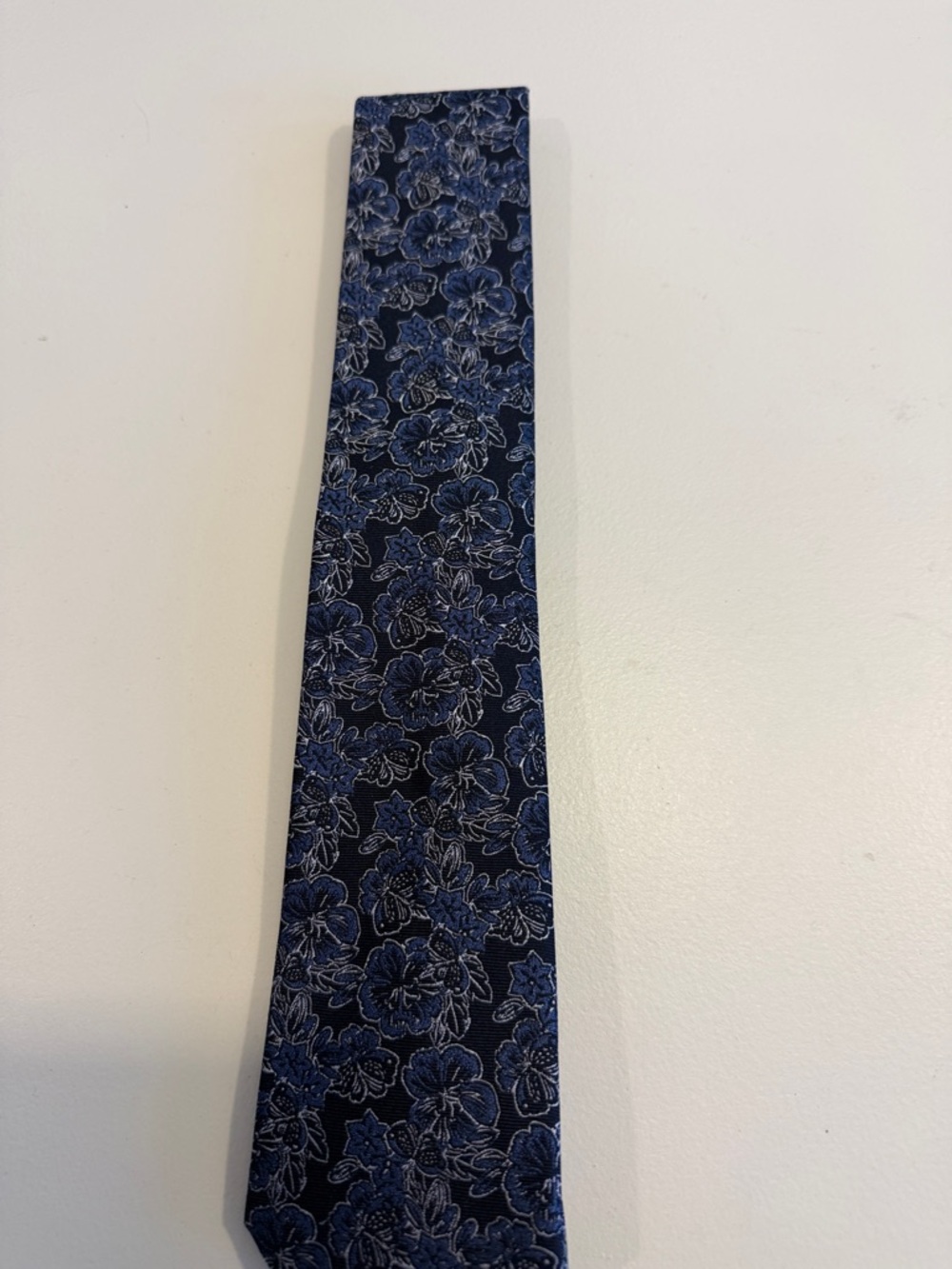 Kenneth Cole Classic Navy Floral Men's Tie.  NWT